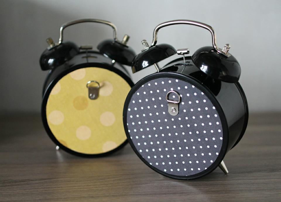 Необычная шкатулка из старого будильника.