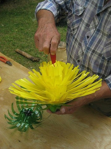 Одуванчик из пластиковых бутылок