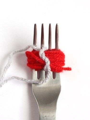 Делаем помпоны с помощью вилки