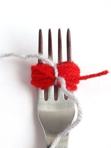 Делаем помпоны с помощью вилки