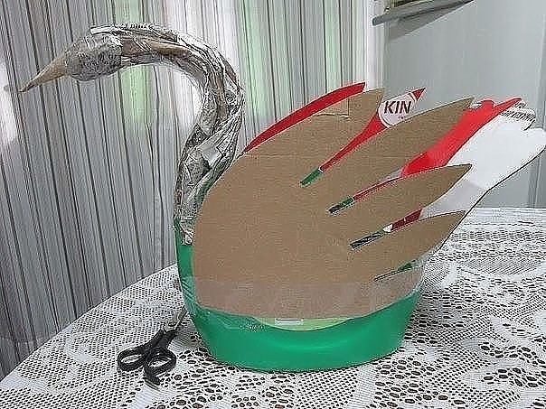 Мусор превращаем в красоту. Лебедь из пластиковой бутылки