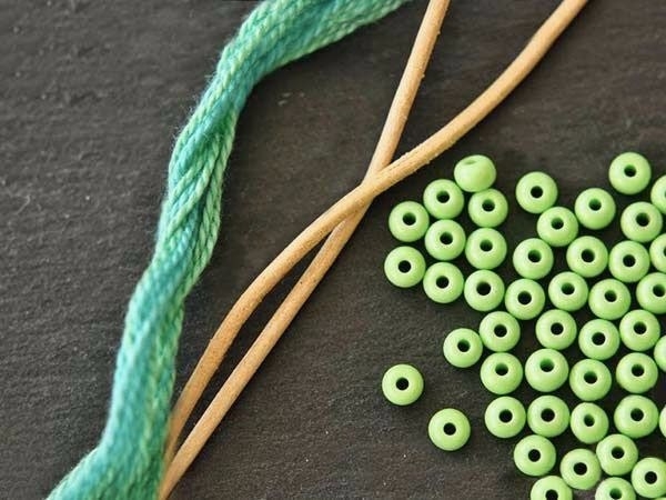 Яркий браслет с бусинами