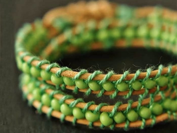 Яркий браслет с бусинами