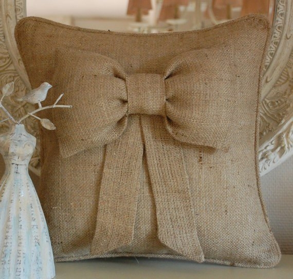 Декоративные подушки с бантиками