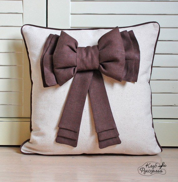Декоративные подушки с бантиками