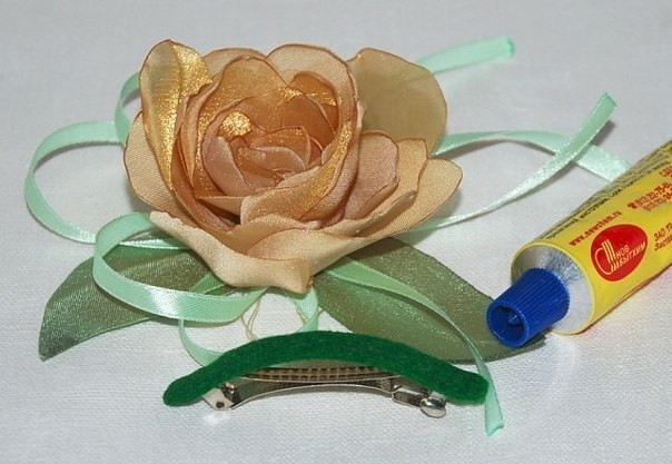 Заколка в виде объемной розы