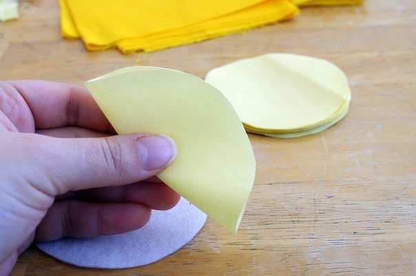 Цветы из кружков ткани