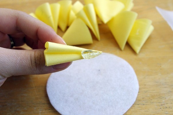 Цветы из кружков ткани