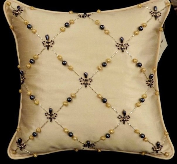 Подушки вышитые бисером. Идеи для творчества