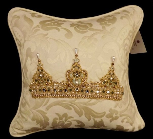 Подушки вышитые бисером. Идеи для творчества
