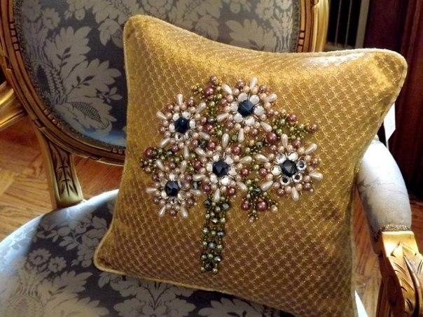 Подушки вышитые бисером. Идеи для творчества