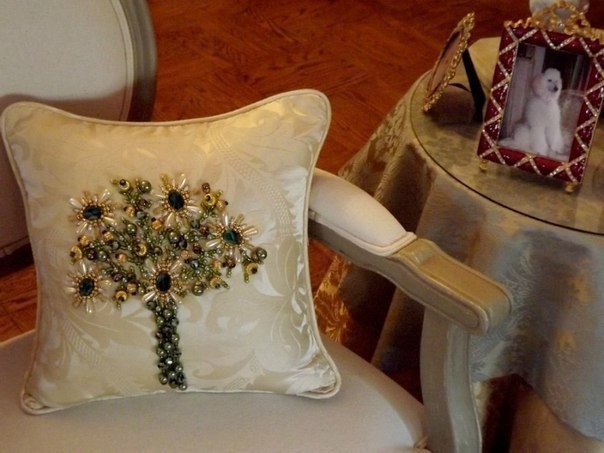 Подушки вышитые бисером. Идеи для творчества