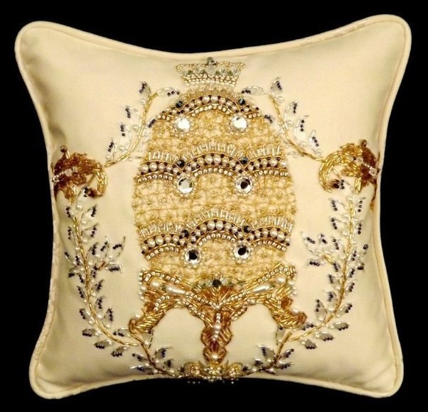 Подушки вышитые бисером. Идеи для творчества