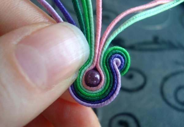 Создаем бусину в технике объемной сутажной вышивки Создаем бусину в технике объемной сутажной вышивки