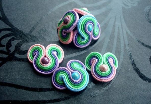 Создаем бусину в технике объемной сутажной вышивки Создаем бусину в технике объемной сутажной вышивки