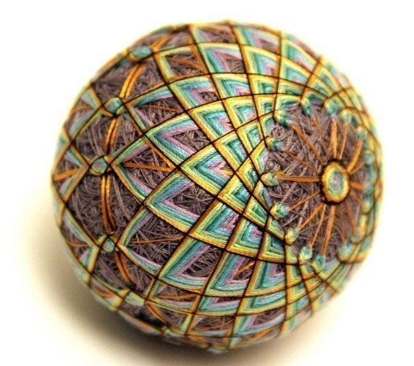 Искусство темари - вышивание красочных узоров на нитяных шариках
