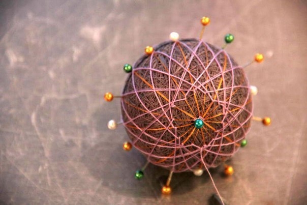 Искусство темари - вышивание красочных узоров на нитяных шариках