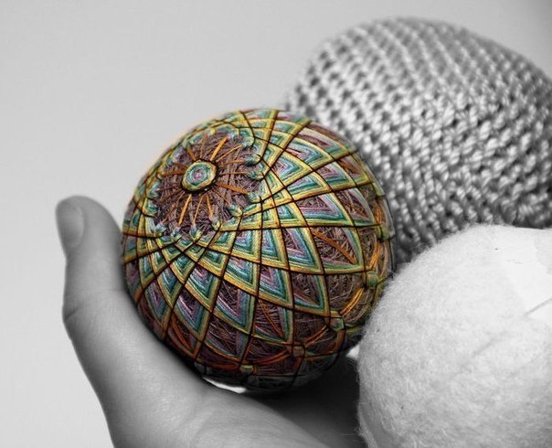 Искусство темари - вышивание красочных узоров на нитяных шариках