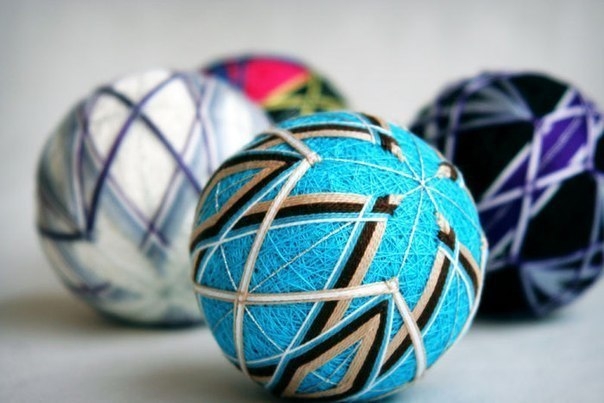 Искусство темари - вышивание красочных узоров на нитяных шариках