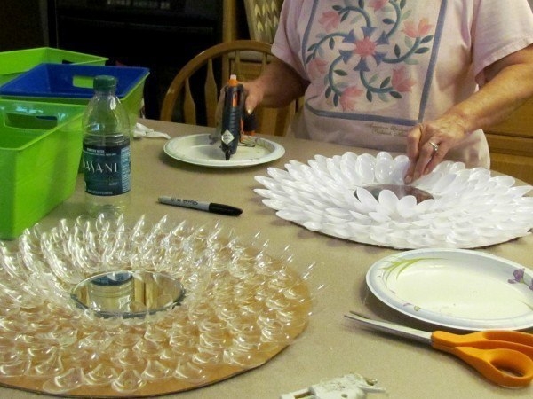 Из одноразовых ложек.