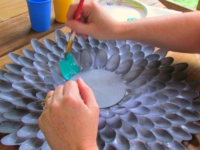 Из одноразовых ложек.