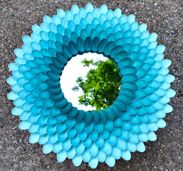 Из одноразовых ложек.