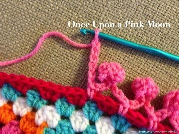 Обвязка края изделия помпонами с помощью крючка