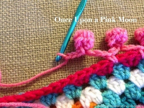 Обвязка края изделия помпонами с помощью крючка