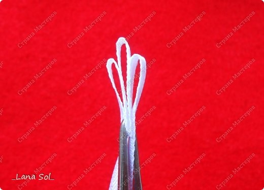 Лепесток из атласной ленты Лепесток из атласной ленты