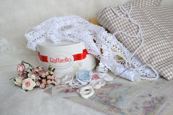 Нежная шкатулка - игольница из жестяной коробочки Нежная шкатулка - игольница из жестяной коробочки