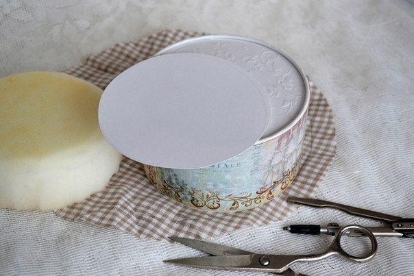 Нежная шкатулка - игольница из жестяной коробочки Нежная шкатулка - игольница из жестяной коробочки