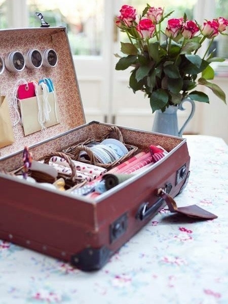 Идея - превращаем старый чемодан в органайзер для хранения рукодельных мелочей
