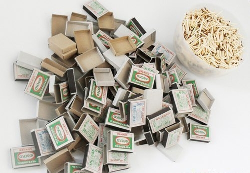 Идея для семейных фотографий - панно из спичечных коробков