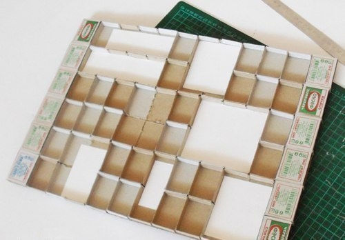 Идея для семейных фотографий - панно из спичечных коробков