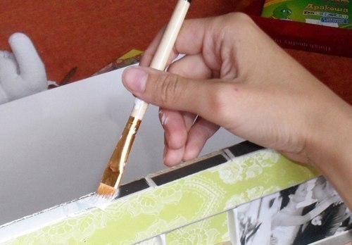 Идея для семейных фотографий - панно из спичечных коробков