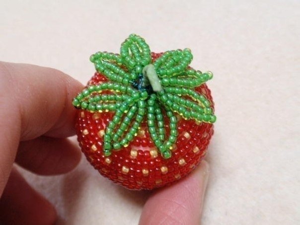 Как сделать бисерную клубничку