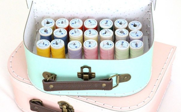 Такой органайзер для рукодельниц вы сможете сделать практически из любой коробки.