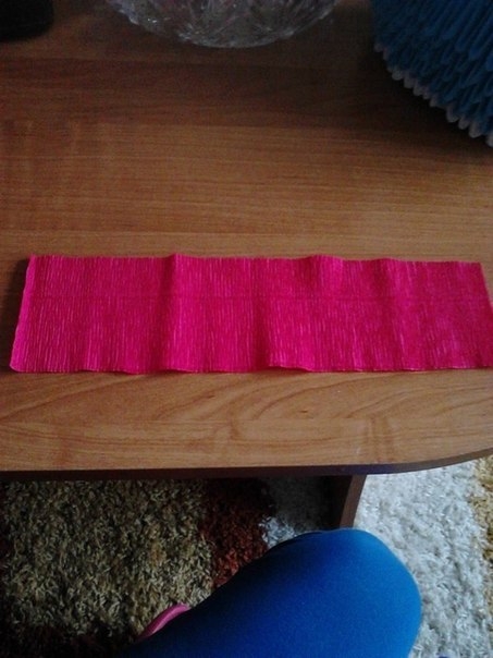 Смотрим, как крутить фигурный край для розочек