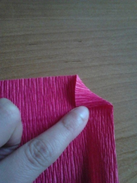 Смотрим, как крутить фигурный край для розочек