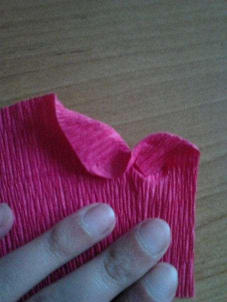 Смотрим, как крутить фигурный край для розочек