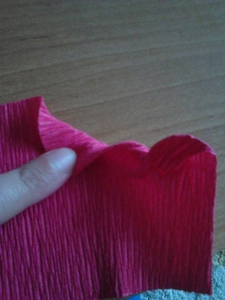 Смотрим, как крутить фигурный край для розочек