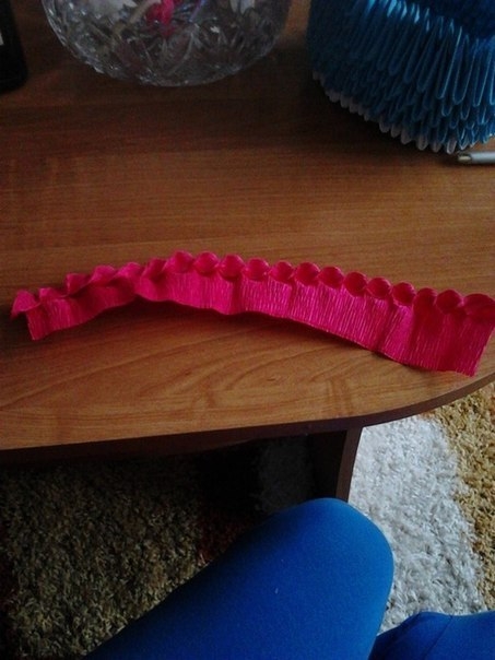 Смотрим, как крутить фигурный край для розочек