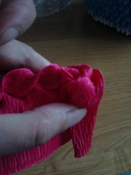 Смотрим, как крутить фигурный край для розочек