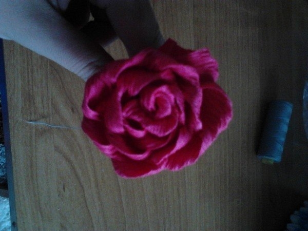 Смотрим, как крутить фигурный край для розочек