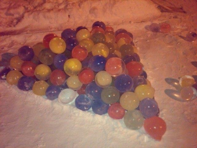 Разноцветные ледяне шарики.