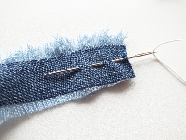 Браслет из старых джинс