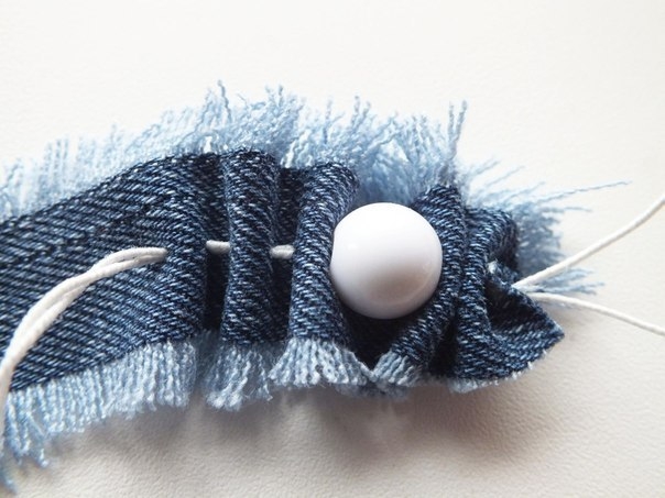 Браслет из старых джинс