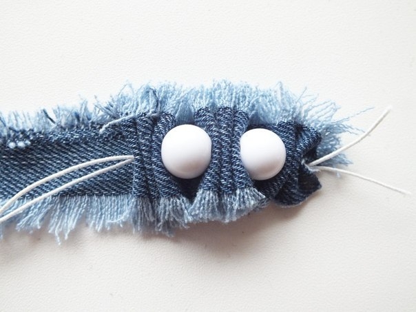 Браслет из старых джинс