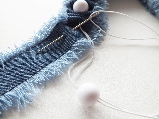 Браслет из старых джинс