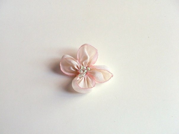 Нежная брошка с цветами